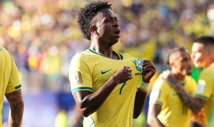 Vinicius Junior celebra gol da Seleção