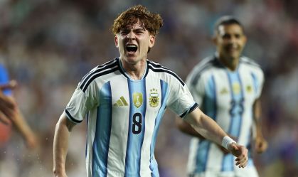 Barco comemora o primeiro gol da Argentina