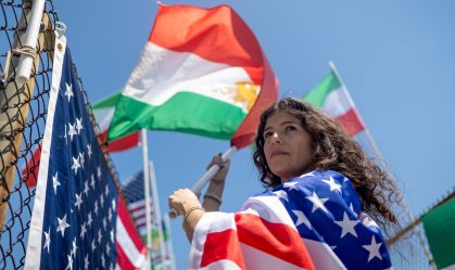 Mehrzad Mozhdekanloo protesta contra as restrições da Fifa ao exibir a bandeira iraniana pré-revolução no domingo (14), Califórnia