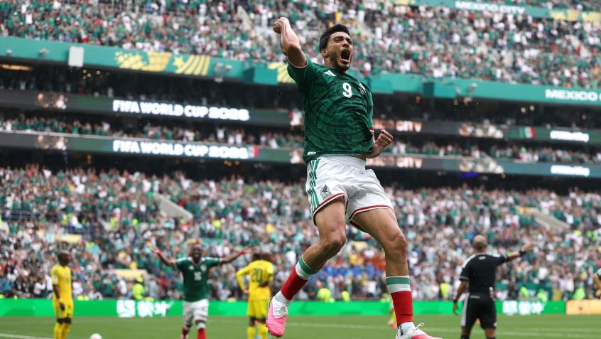 Raul Jimenez faz o segundo para o México • Carl Recine/Getty Images