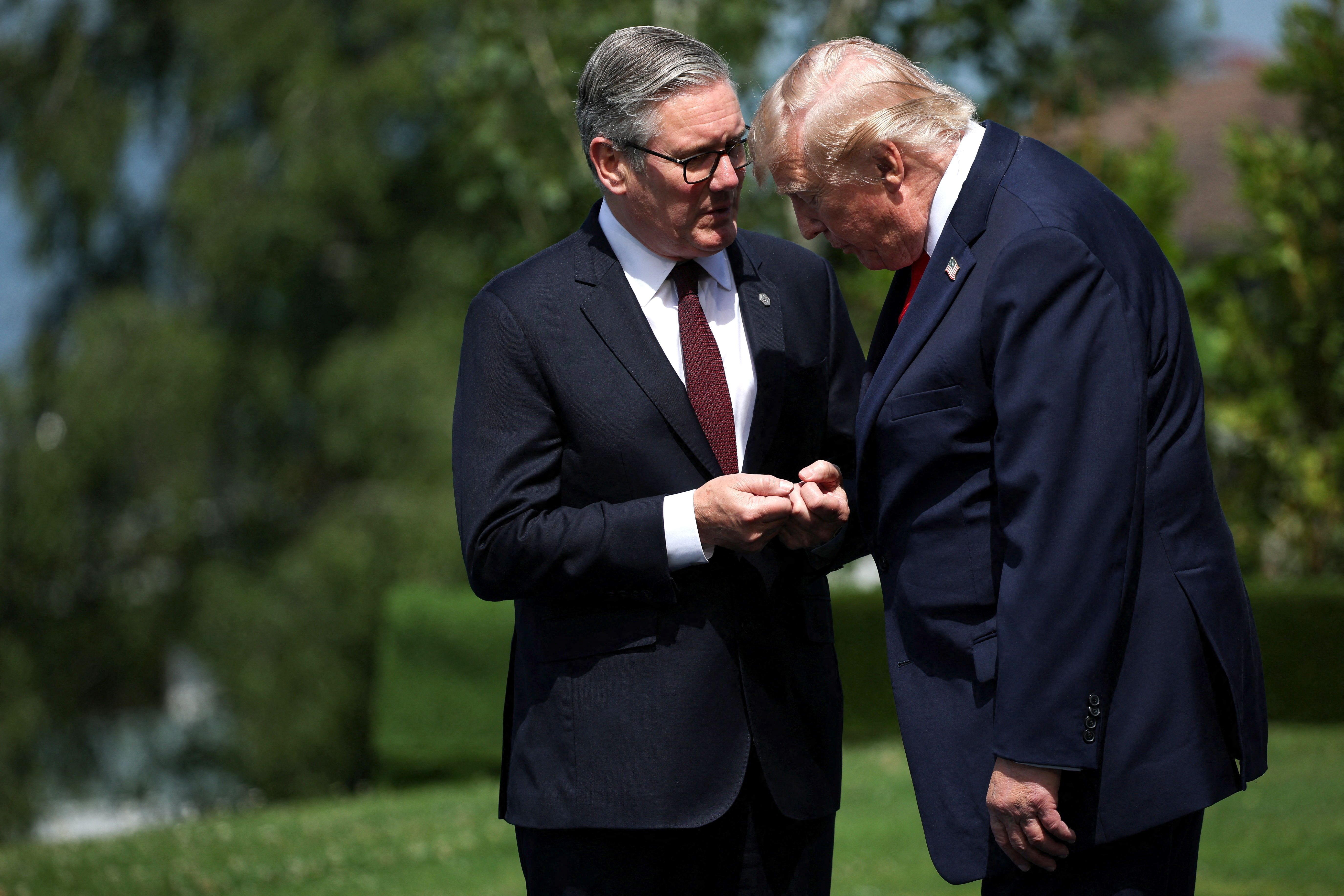 O presidente Trump participa da cúpula do G7 em Evian, França.