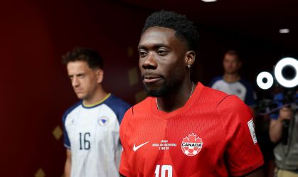Imagem de destaque do post: Por que Alphonso Davies, astro do Canadá, foi reserva na estreia da Copa