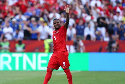 Copa: três minutos após entrar, Larin empata para o Canadá diante da Bósnia