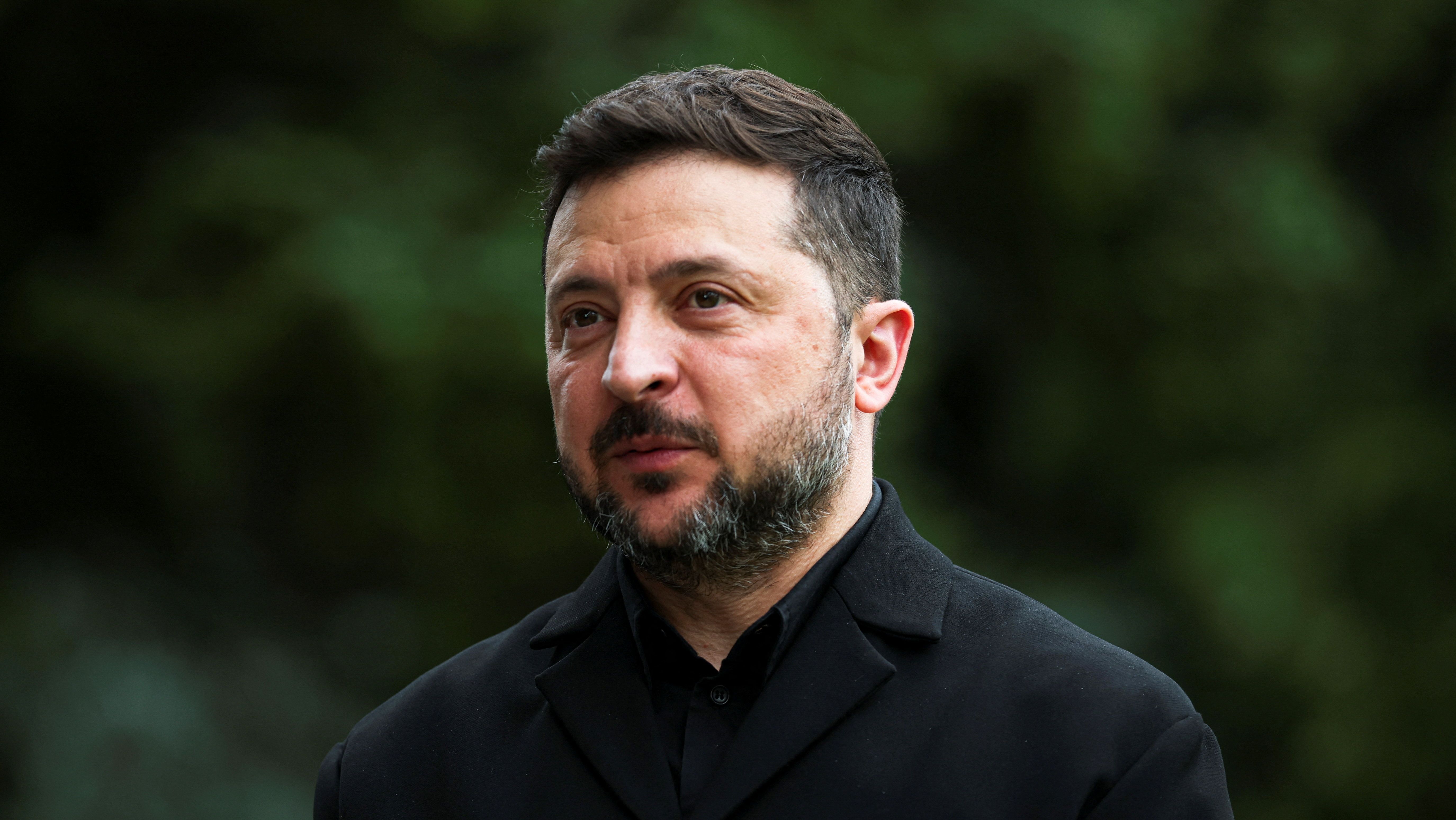 Presidente da Ucrânia, Volodymyr Zelensky, durante reunião com o primeiro-ministro britânico Keir Starmer à margem da cúpula do G7 em 16 de junho de 2026 em Evian-les-Bains, França. Os líderes dos países do Grupo dos Sete (G7) reuniram-se em Evian, França, perto da fronteira com a Suíça, para sua cúpula anual, com o objetivo de discutir os desafios à paz e à segurança da Ucrânia e da Europa, a situação no Oriente Médio e outras questões geopolíticas