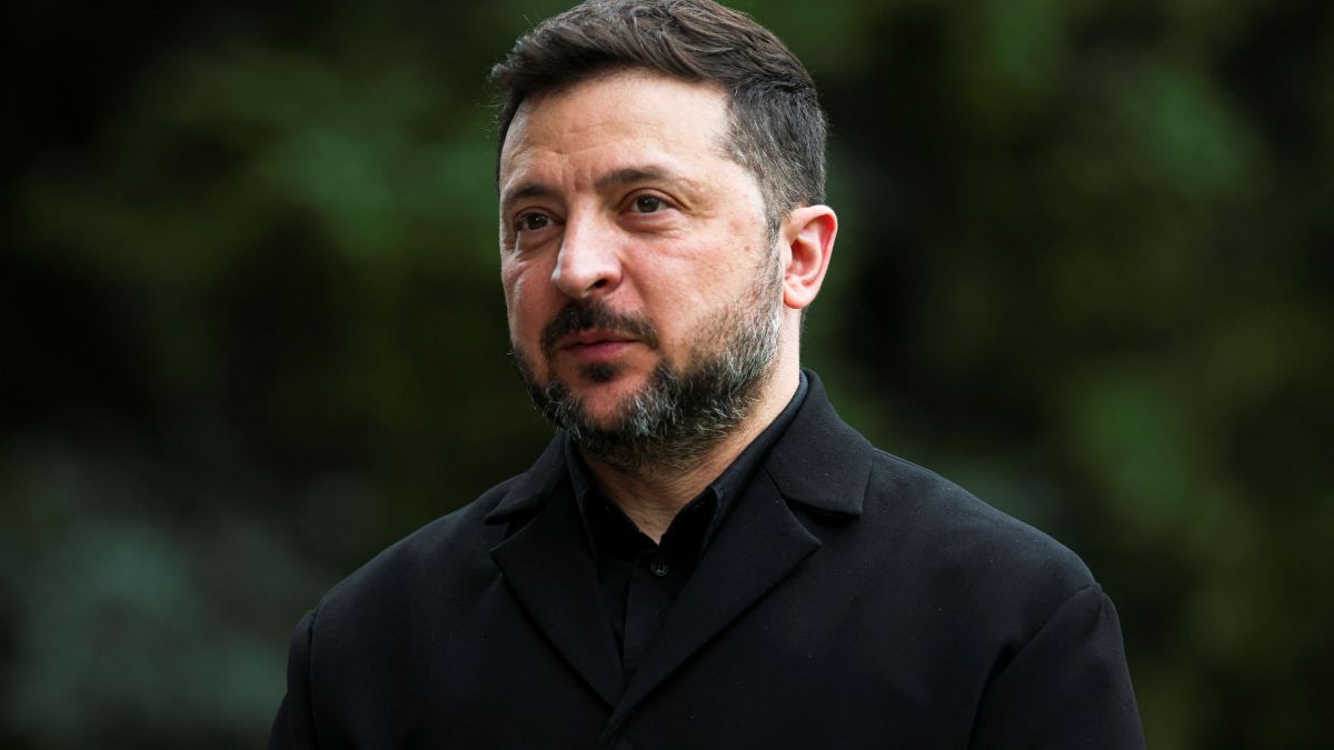 Companhia aérea suspende voos para Rússia após alerta de Zelensky