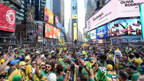 Torcida brasileira na Times Square antes da partida entre Brasil e Marrocos