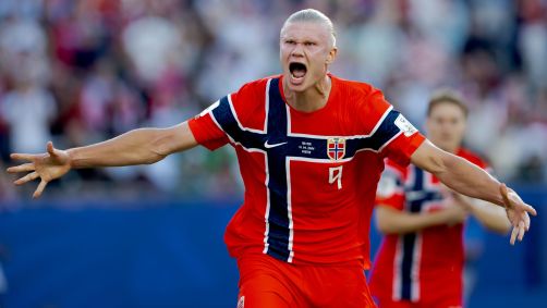 Haaland comemora um dos gols que marcou na goleada da Noruega sobre o Iraque