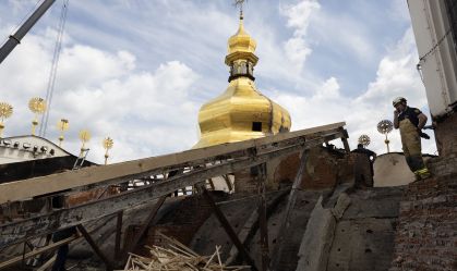 Ataques russos em toda a Ucrânia mataram pelo menos 11 pessoas na segunda-feira, incluindo quatro em Kyiv e cinco socorristas