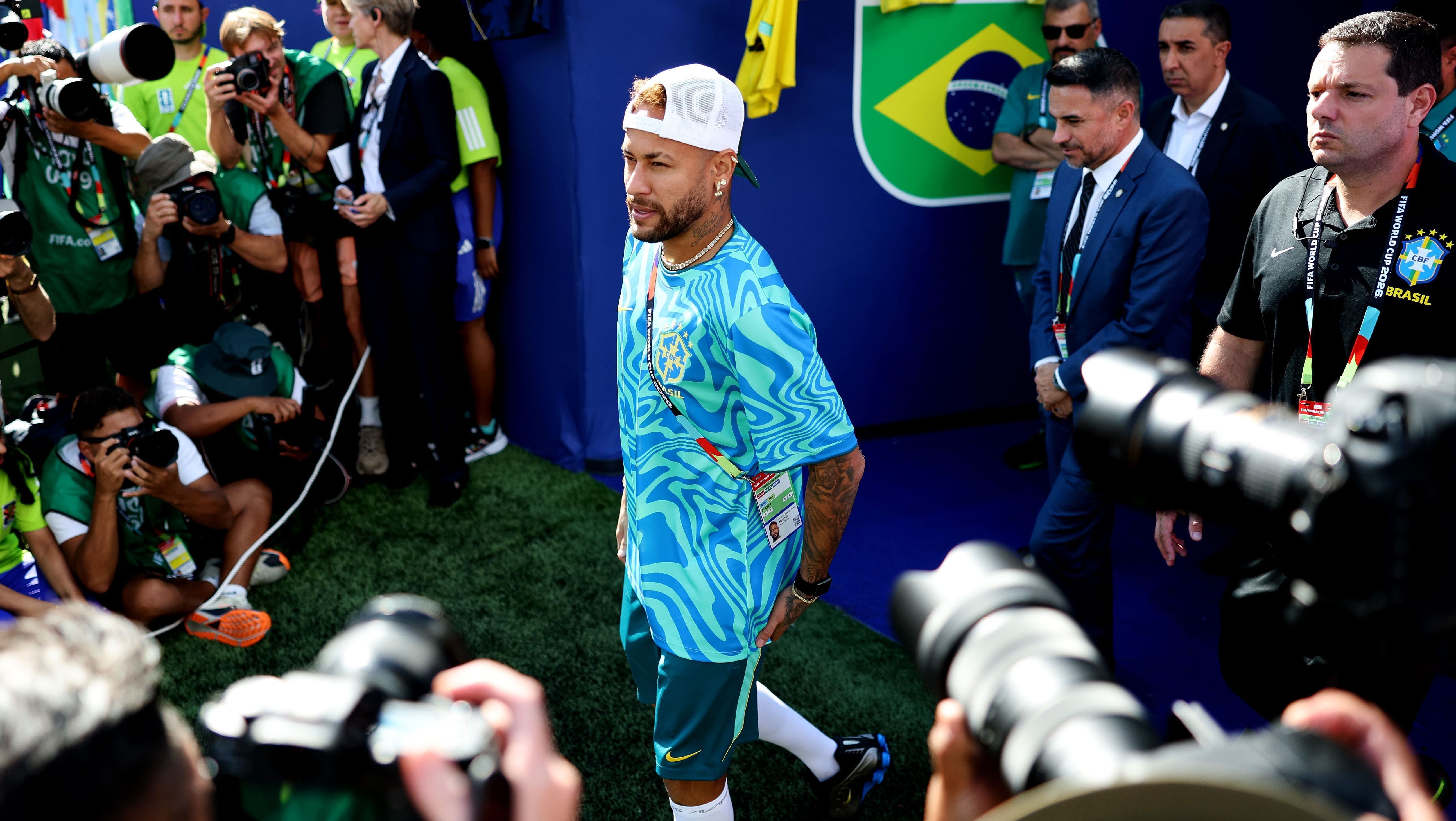 Neymar está no gramado antes de Brasil x Marrocos
