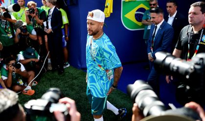 Neymar está no gramado antes de Brasil x Marrocos