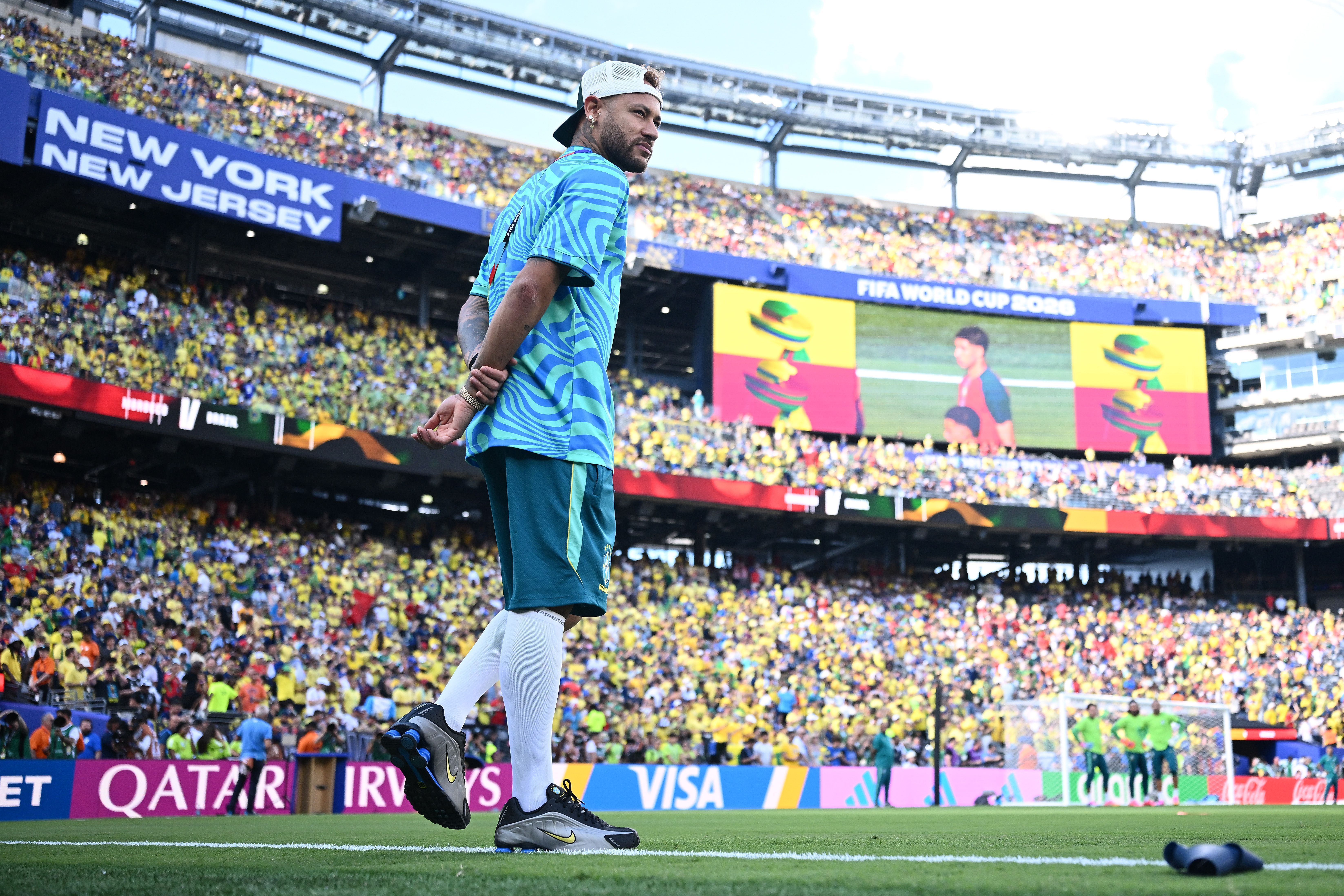 Neymar está no gramado antes de Brasil x Marrocos