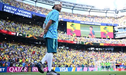 Neymar está no gramado antes de Brasil x Marrocos
