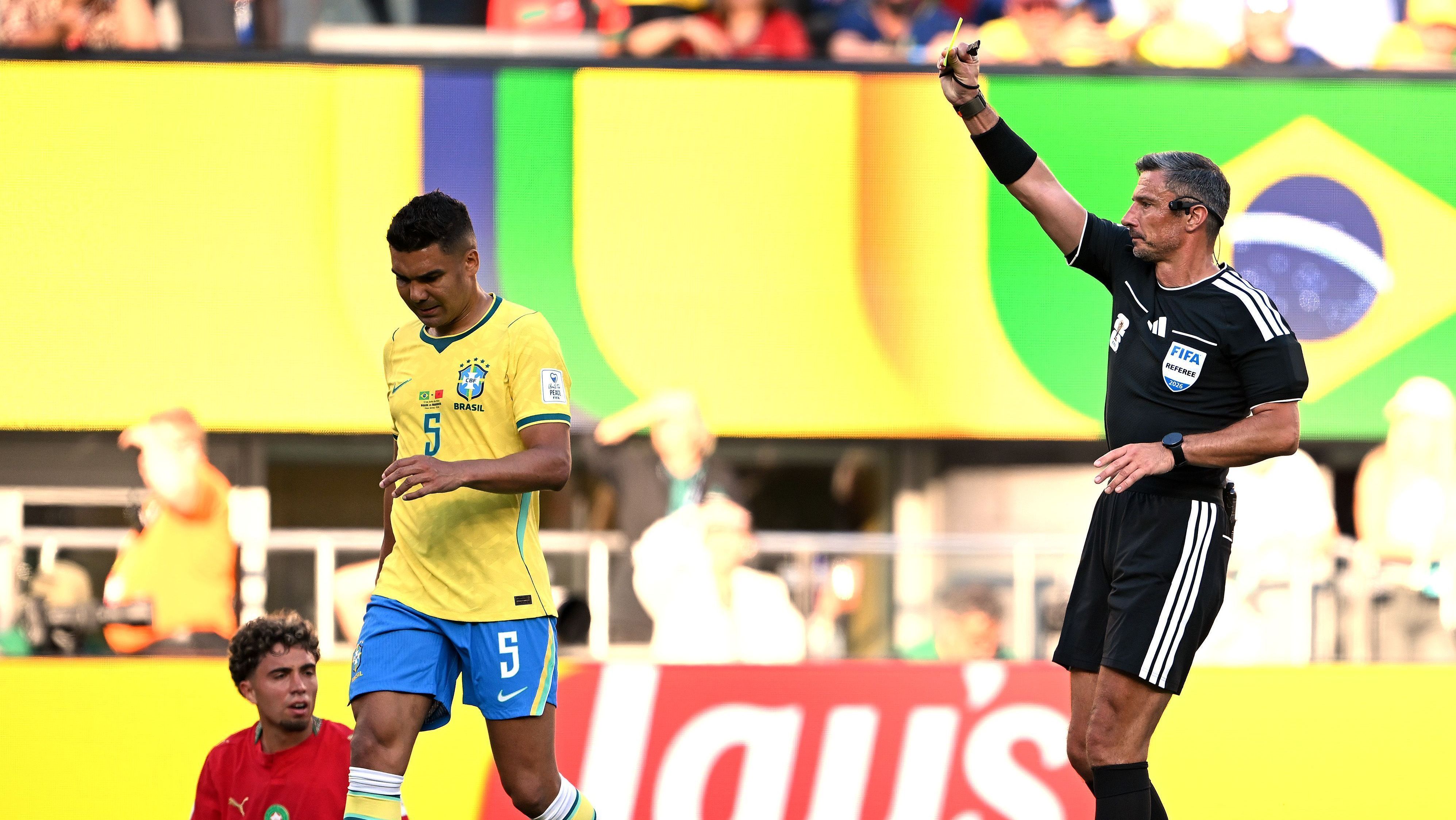 Casemiro foi advertido com o cartão amarelo