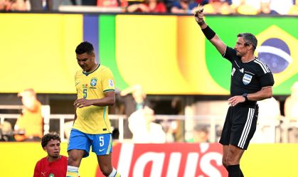 Casemiro foi advertido com o cartão amarelo
