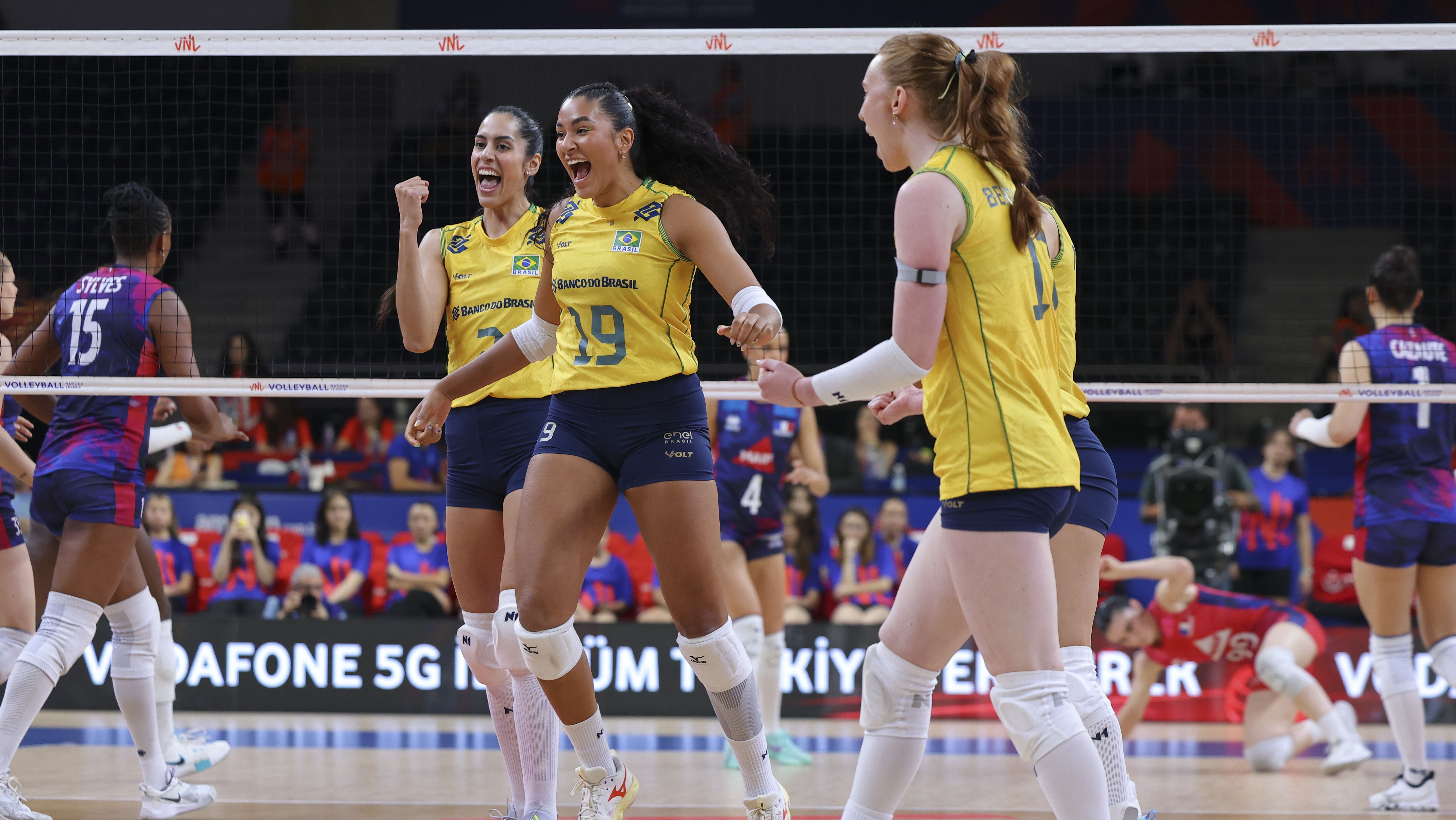 Jogadoras do Brasil celebram ponto marcado contra a França