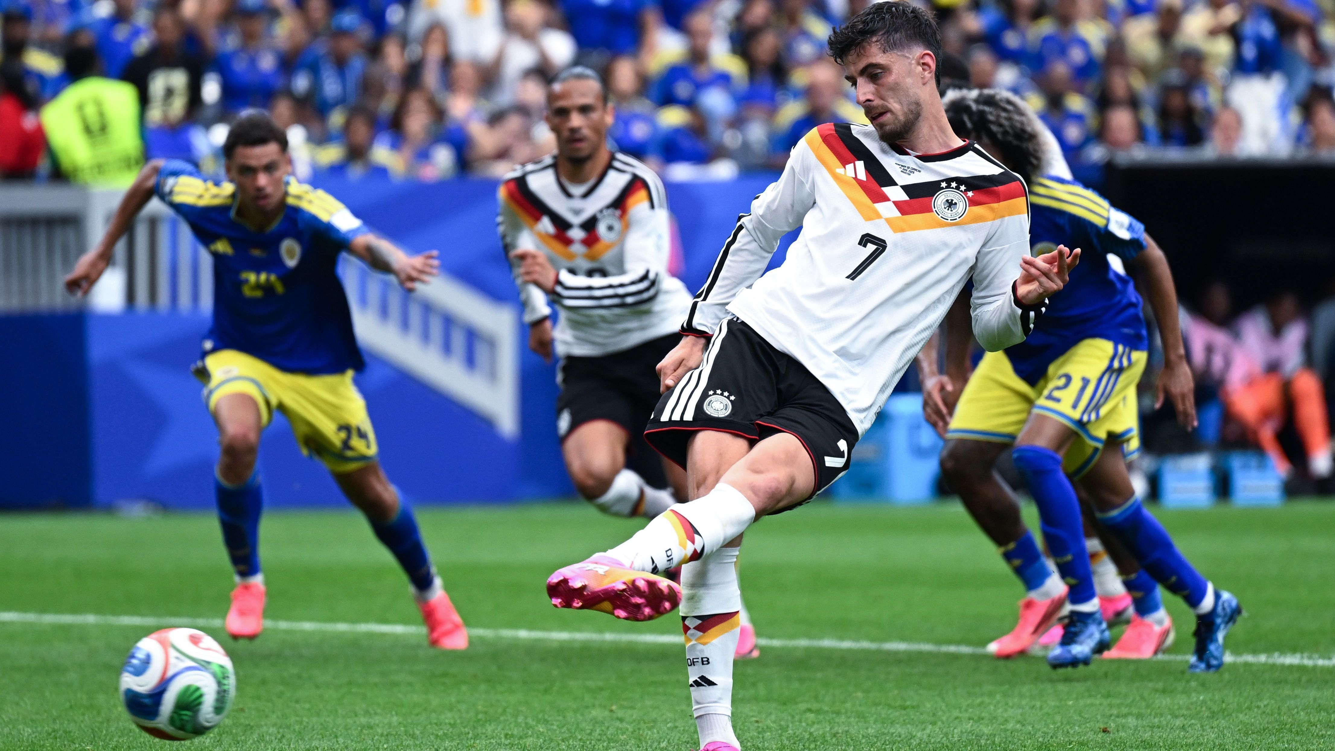 Kai Havertz batendo o pênalti do terceiro gol da Alemanha contra Curaçao