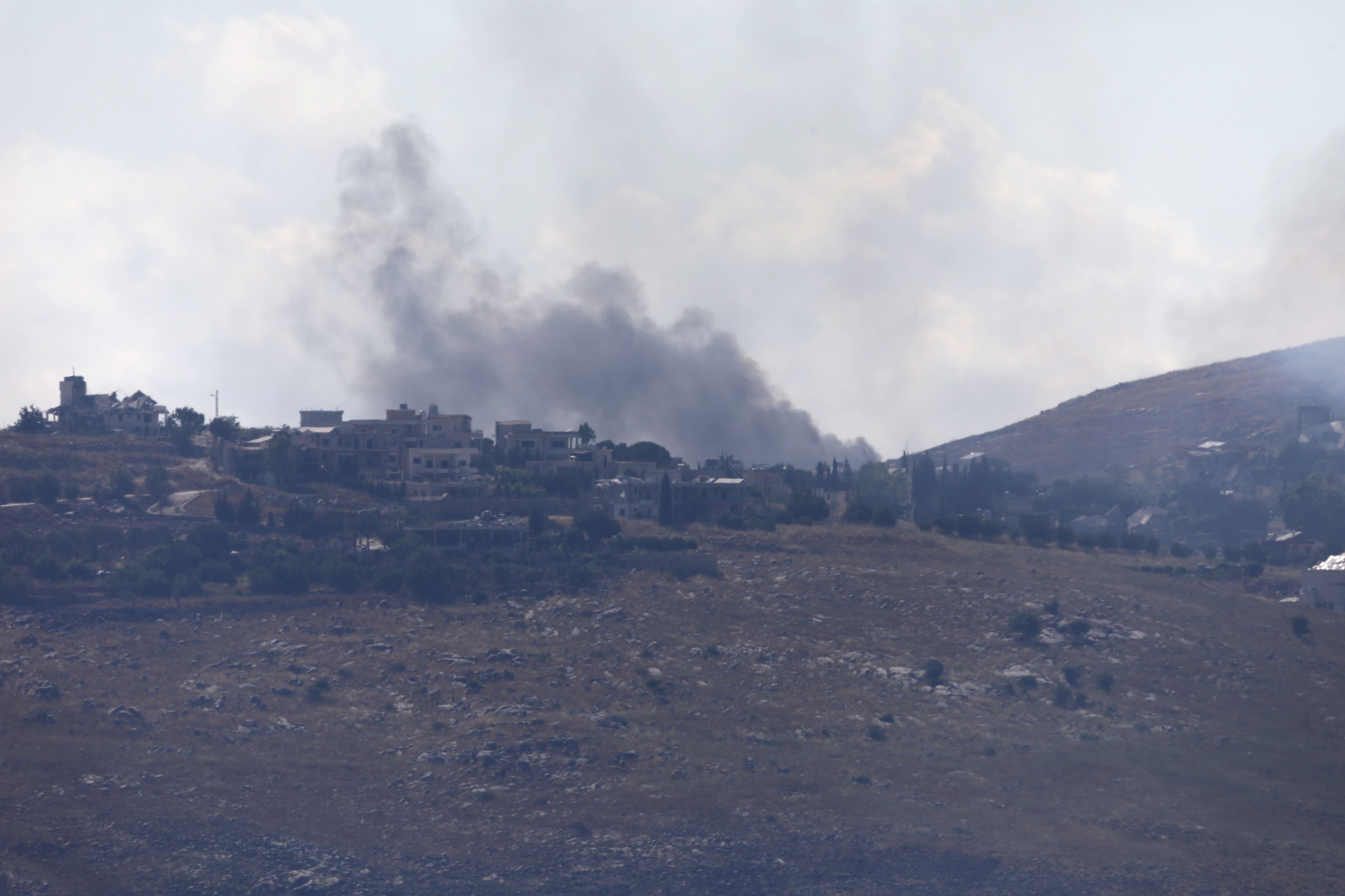 Fumaça sobe sobre o Monte Ali al-Tahir após o ataque israelense, apesar do cessar-fogo em Nabatieh, Líbano, em 18 de junho