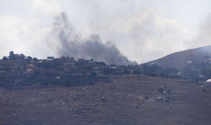 Fumaça sobe sobre o Monte Ali al-Tahir após o ataque israelense, apesar do cessar-fogo em Nabatieh, Líbano, em 18 de junho