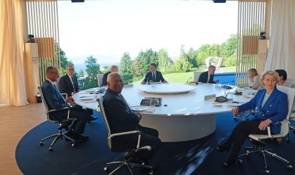 O presidente Trump participa da cúpula do G7 em Evian, França.
