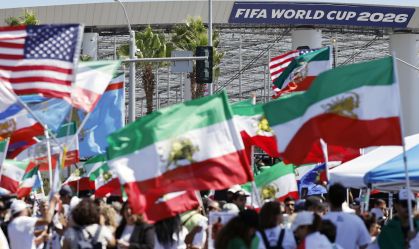 Manifestantes protestam contra a República Islâmica do Irã, exibindo bandeiras iranianas pré-revolucionárias e outras bandeiras, em frente ao Estádio de Los Angeles, nesta segunda-feira (15)
