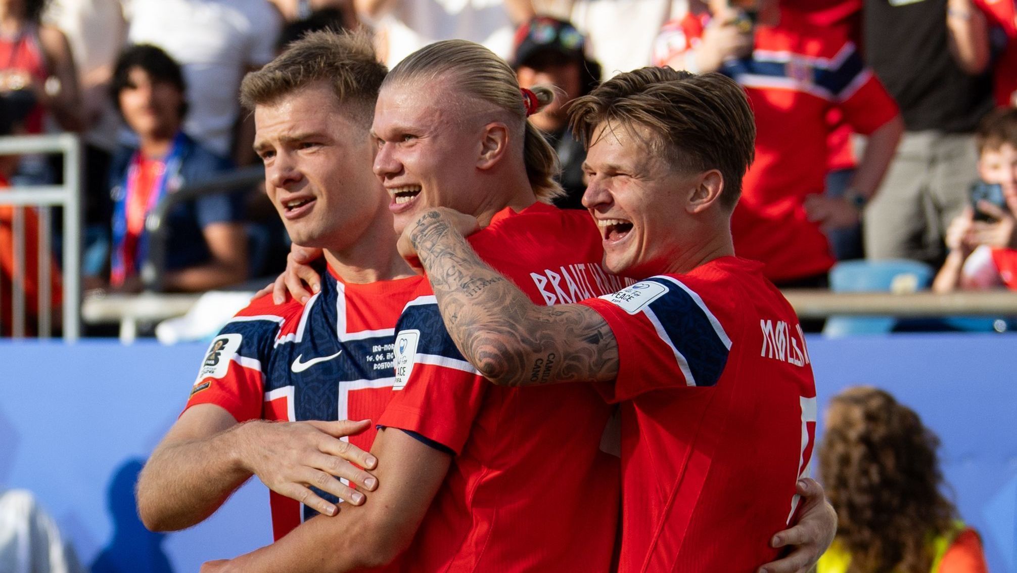 Jogadores da Noruega celebram gol de Haaland contra o Iraque