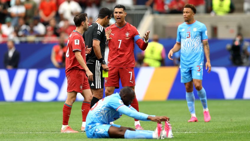 Cristiano Ronaldo si stěžuje rozhodčímu v zápase proti DR Kongo, platné pro první kolo mistrovství světa • Molly Darlington/Getty Images