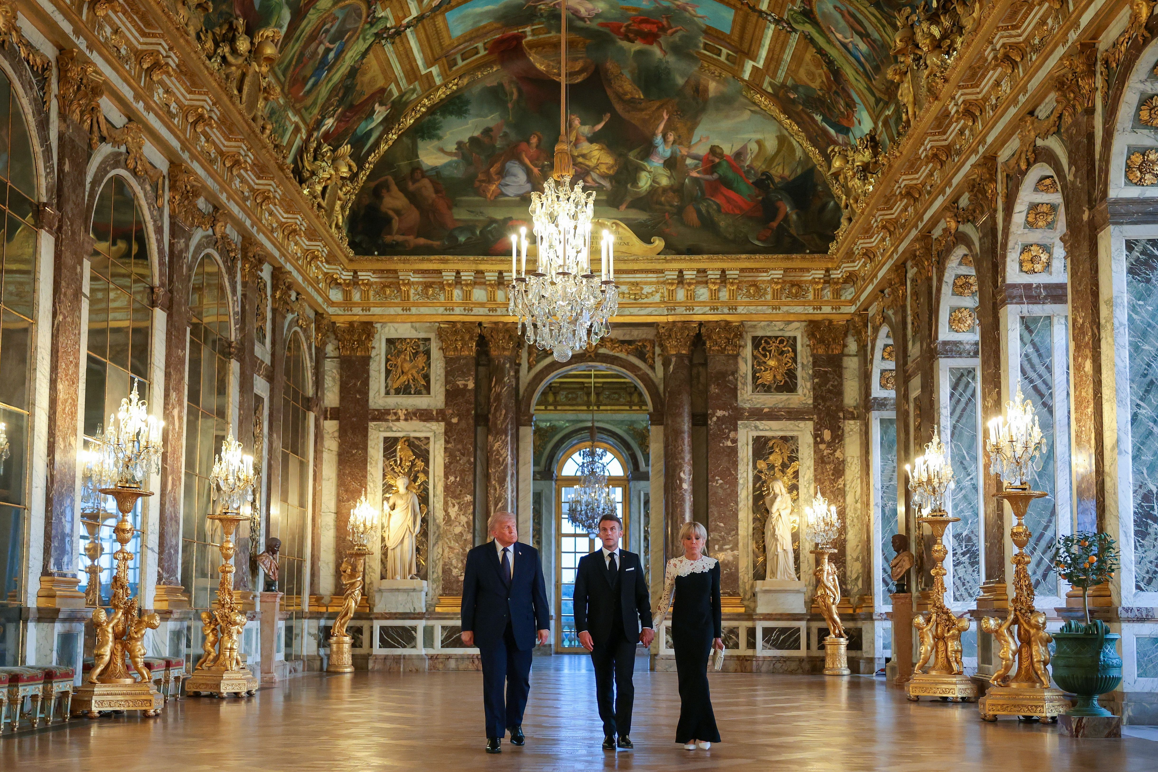 O presidente dos EUA, Donald Trump, recebe uma visita guiada ao Palácio de Versalhes do presidente da França, Emmanuel Macron, e sua esposa, Brigitte Macron
