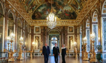 O presidente dos EUA, Donald Trump, recebe uma visita guiada ao Palácio de Versalhes do presidente da França, Emmanuel Macron, e sua esposa, Brigitte Macron