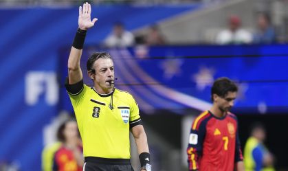 Imagem de destaque do post: Apesar de demora do VAR, Claus estreia na Copa com arbitragem "tranquila"