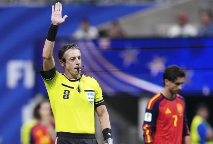 Apesar de demora do VAR, Claus estreia na Copa com arbitragem "tranquila"