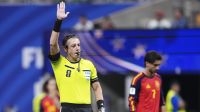 Apesar de demora do VAR, Claus estreia na Copa com arbitragem "tranquila"