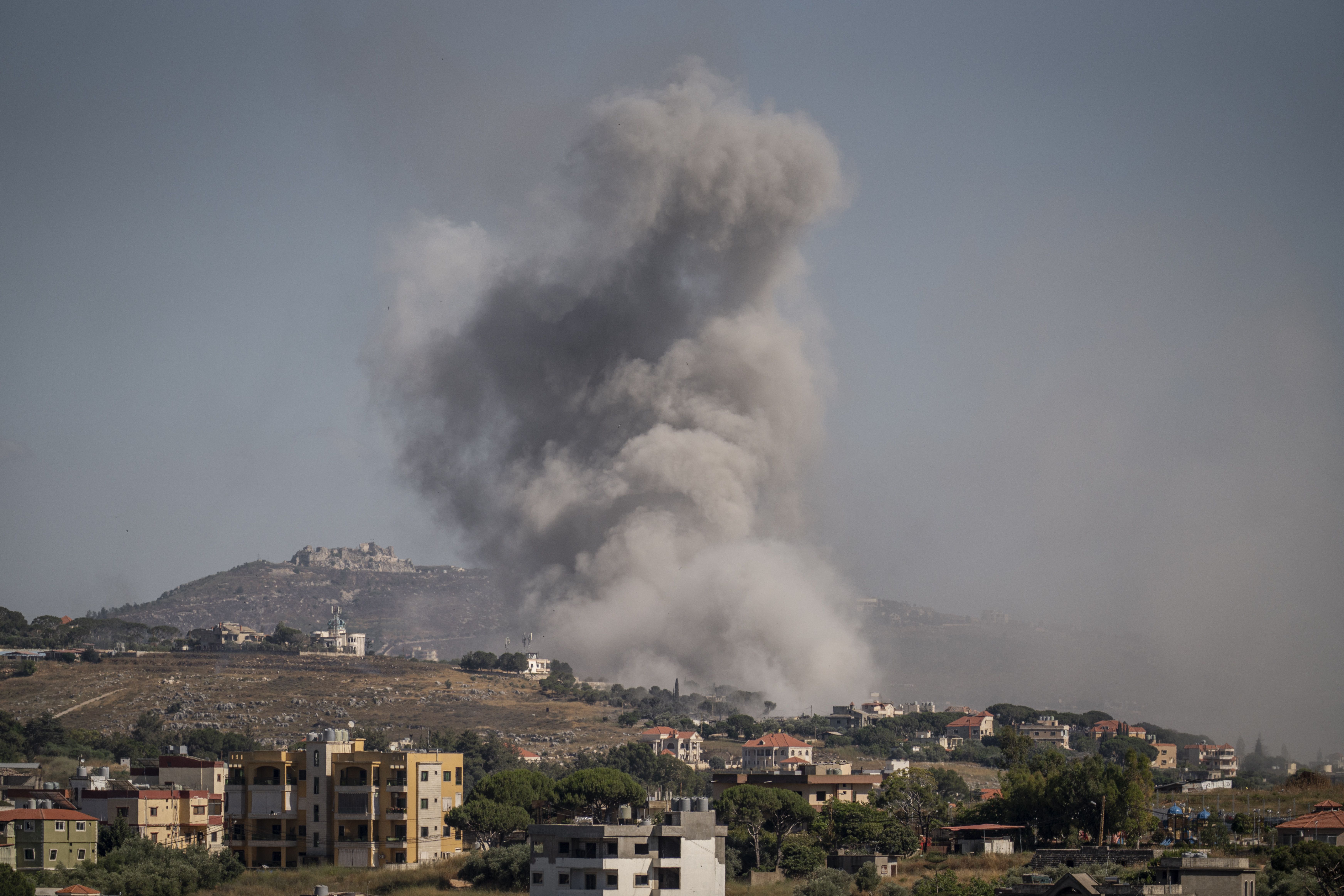 Um ataque aéreo do Exército israelense é visto em 19 de junho de 2026 em Nabatieh, Líbano