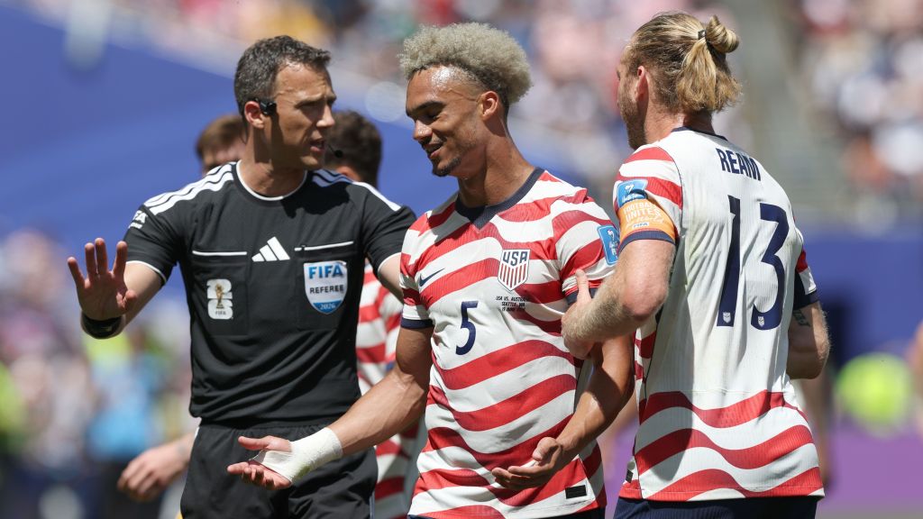 Árbitro falando com os jogadores dos Estados Unidos no confronto contra a Austrália, pela Copa do Mundo