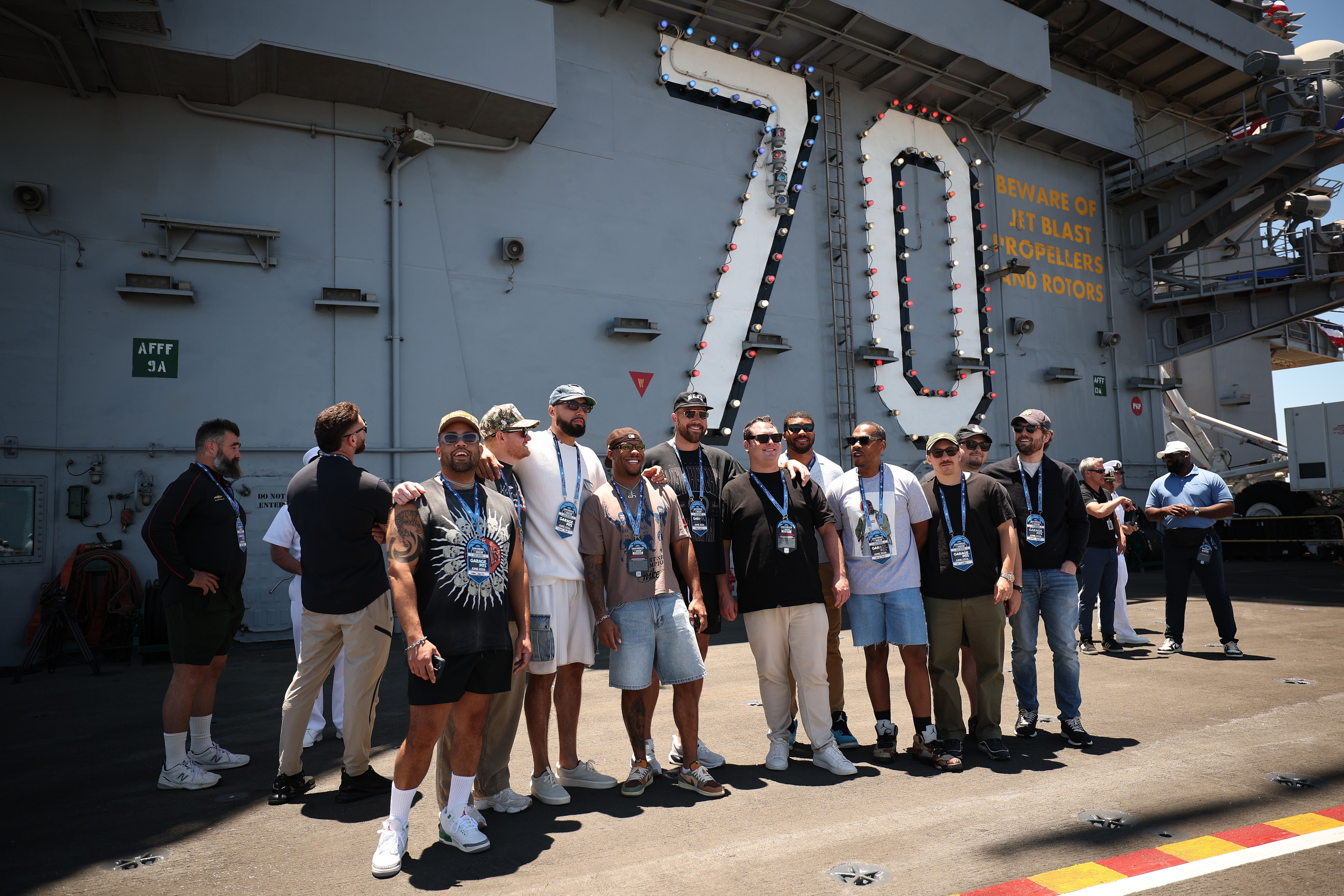 Travis Kelce posa para uma foto no convés do USS Carl Vinson antes da corrida Anduril 250 da NASCAR Cup Series na Base Naval de Coronado em 21 de junho de 2026 em San Diego, Califórnia • Getty Images/Chris Graythen