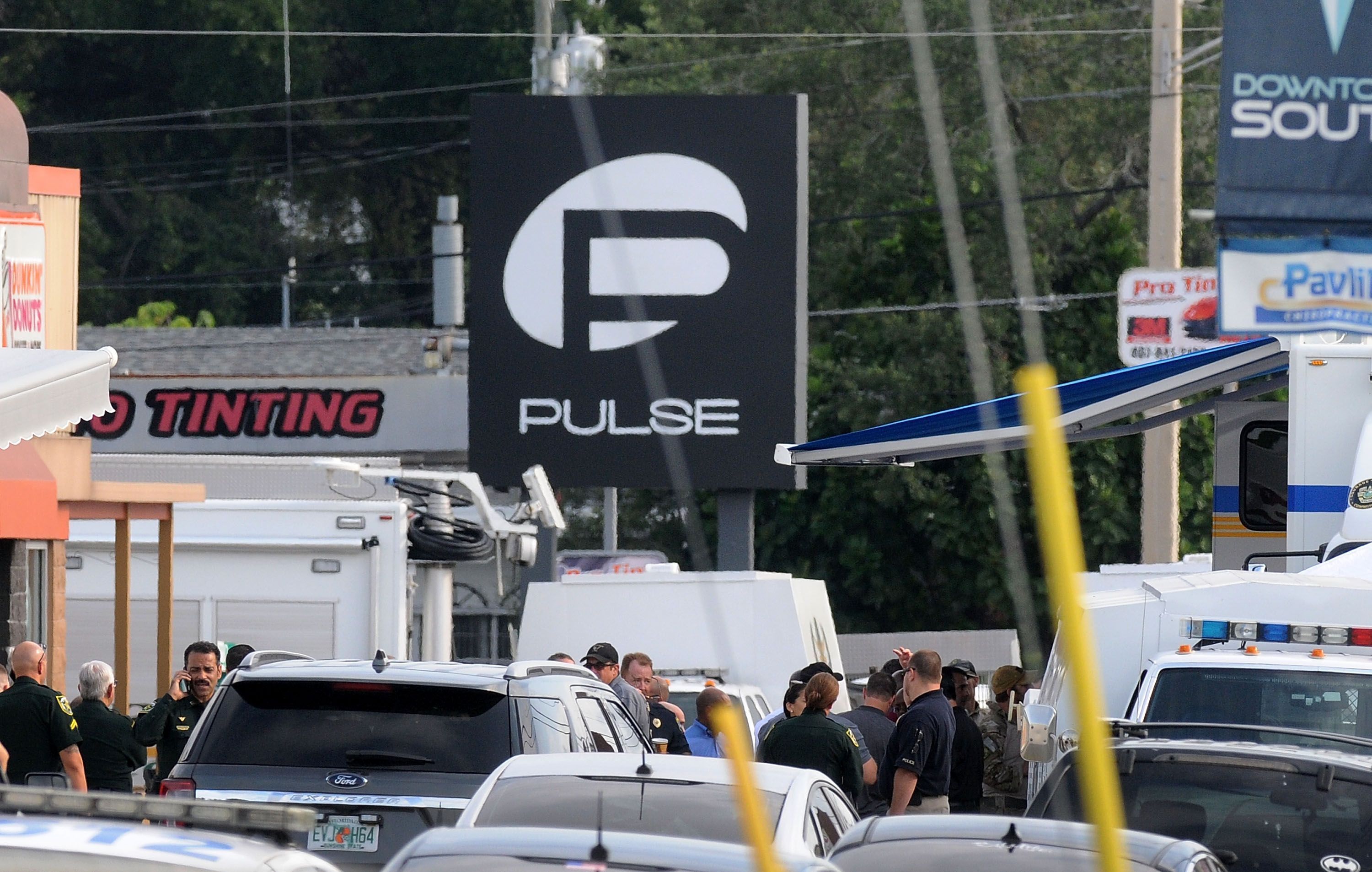 Policiais de Orlando são vistos do lado de fora da boate Pulse após o ataque a tiros que deixou 49 mortos em 12 de junho de 2016, em Orlando, Flórida