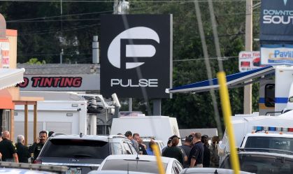 Policiais de Orlando são vistos do lado de fora da boate Pulse após o ataque a tiros que deixou 49 mortos em 12 de junho de 2016, em Orlando, Flórida