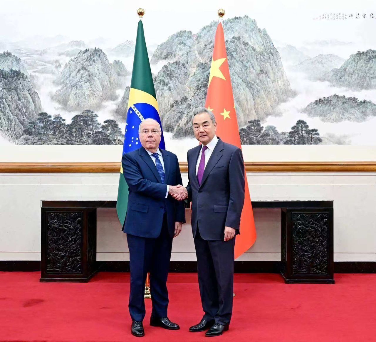 Ministro Mauro Vieira ao lado do Ministro dos Negócios Estrangeiros da China, Wang Yi, em Pequim