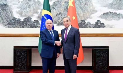 Ministro Mauro Vieira ao lado do Ministro dos Negócios Estrangeiros da China, Wang Yi, em Pequim