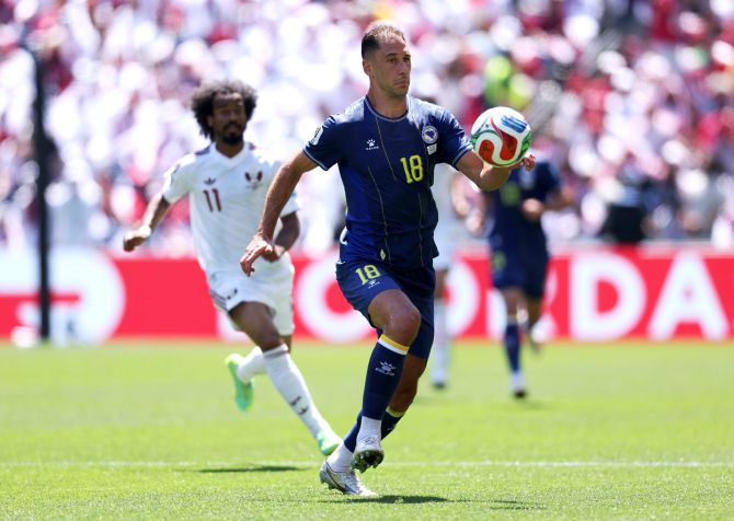 A Bósnia e Herzegovina deu um passo importante rumo à fase 16 avos de final da Copa do Mundo de 2026. Nesta quarta-feira (24), a seleção europeia venceu o Catar por 3 a 1, no Lumen Field, em Seattle, pela segunda rodada do Grupo B • Reprodução/@NFSBiH