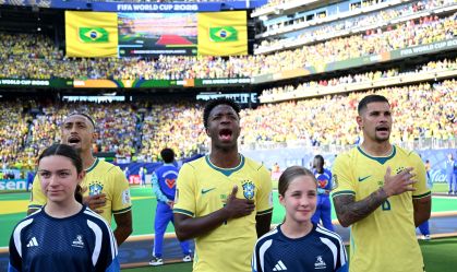 Jogadores da Seleção Brasileira cantam hino antes de partida da Copa do Mundo 2026