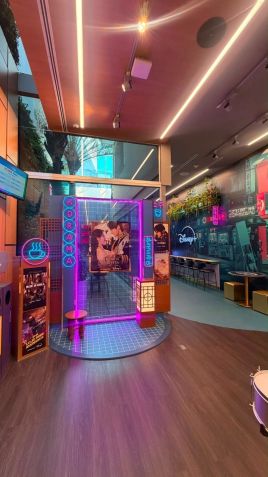 Café é decorado com inspiração em universo dos K-dramas • Divulgação/TIM