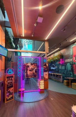 Café é decorado com inspiração em universo dos K- dramas • Divulgação/TIM
