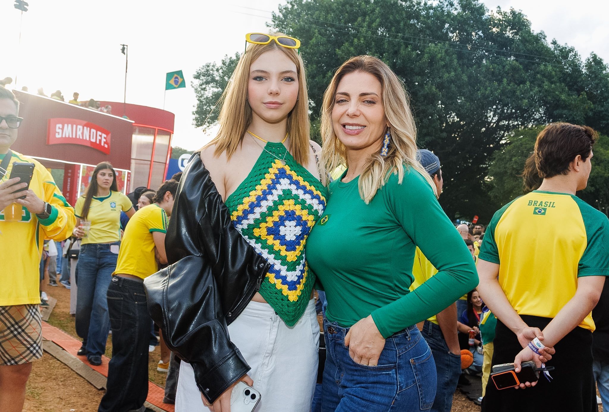 Sheila Mello posa ao lado da filha em jogo do Brasil • Clayton Felizardo/BrazilNews