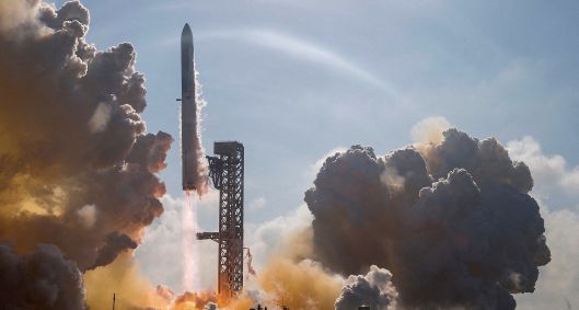 Nave espacial SpaceX sobre foguete Super Heavy Booster em 12º voo de teste do complexo de lançamento da SpaceX em Starbase, Texas, EUA, em 22 de maio