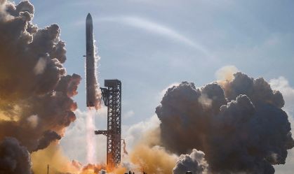 Nave espacial SpaceX sobre foguete Super Heavy Booster em 12º voo de teste do complexo de lançamento da SpaceX em Starbase, Texas, EUA, em 22 de maio