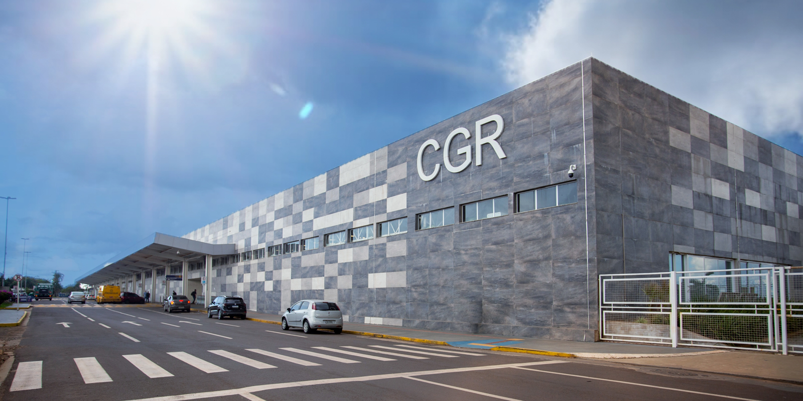 Imagem mostra entrada do Aeroporto de Campo Grande, capital do Mato Grosso do Sul