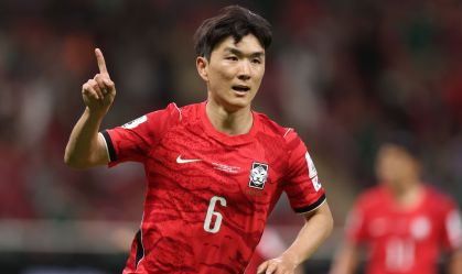 Hwang In-beom celebra seu gol pela Coreia do Sul contra a Tchéquia, pelo Grupo A da Copa do Mundo