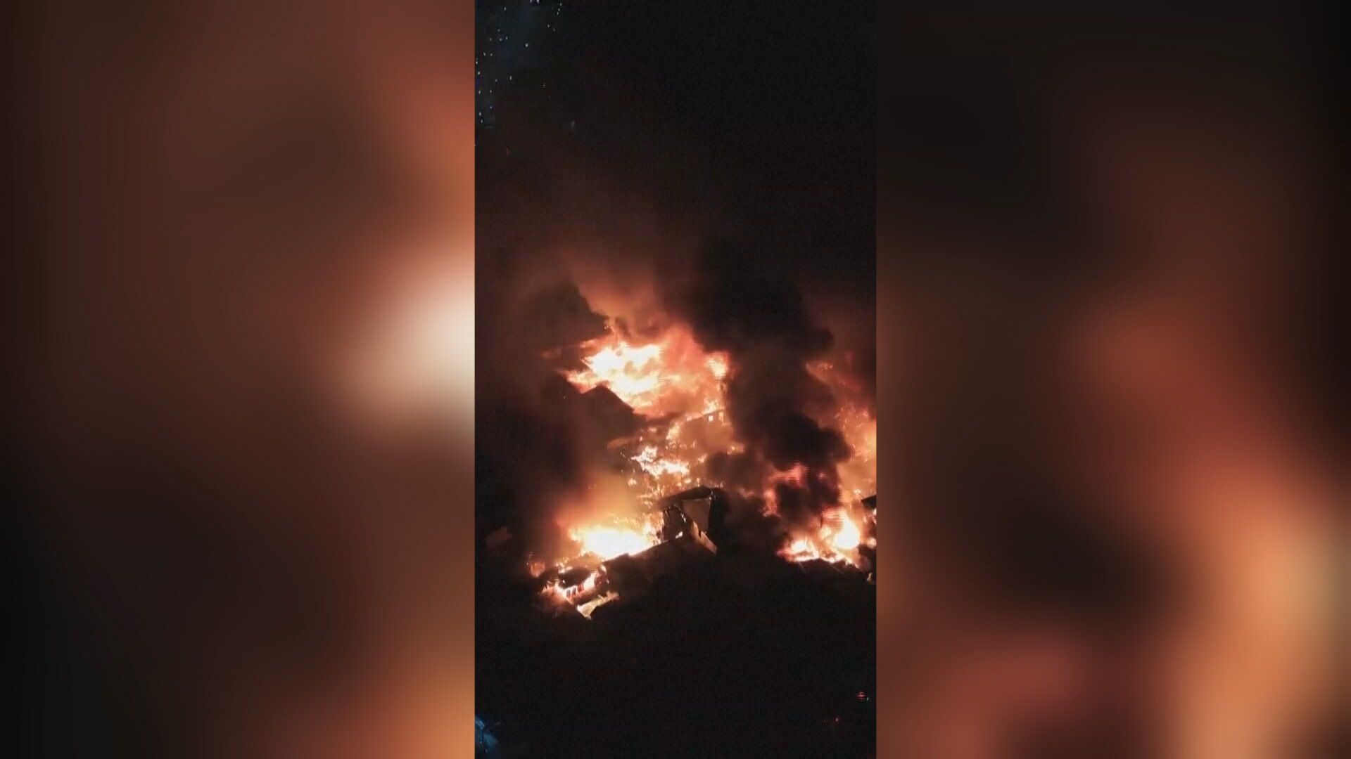 Incêndio atinge mercado em Jacarta