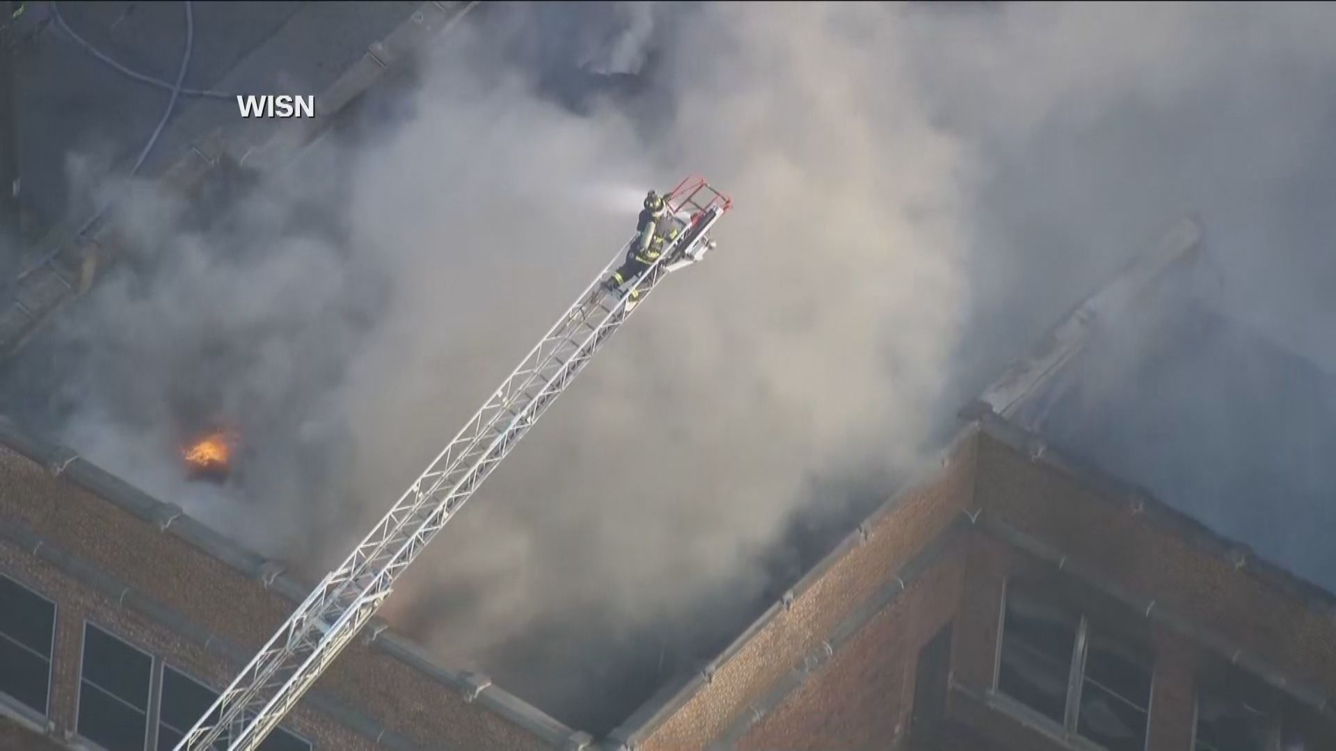 Incêndio de grandes proporções destrói escola primária em Milwaukee