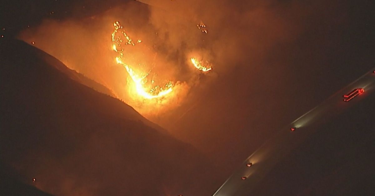 Incêndio florestal obriga moradores a deixarem casas na Califórnia